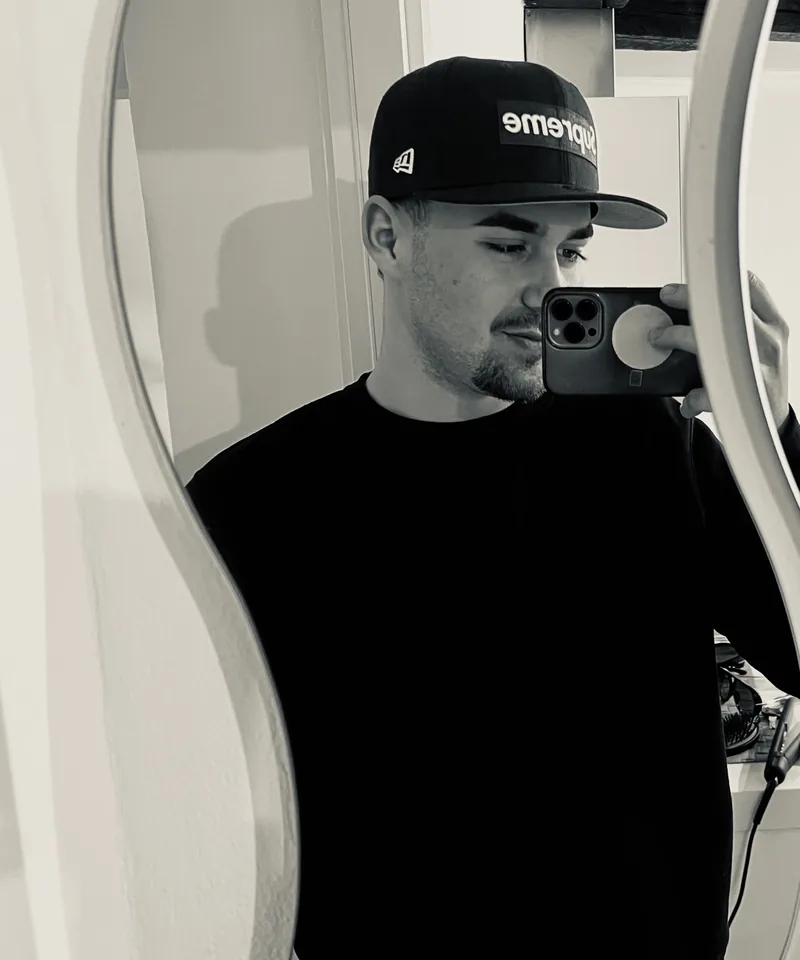 Black and white mirror selfie of Valentín in a cap.